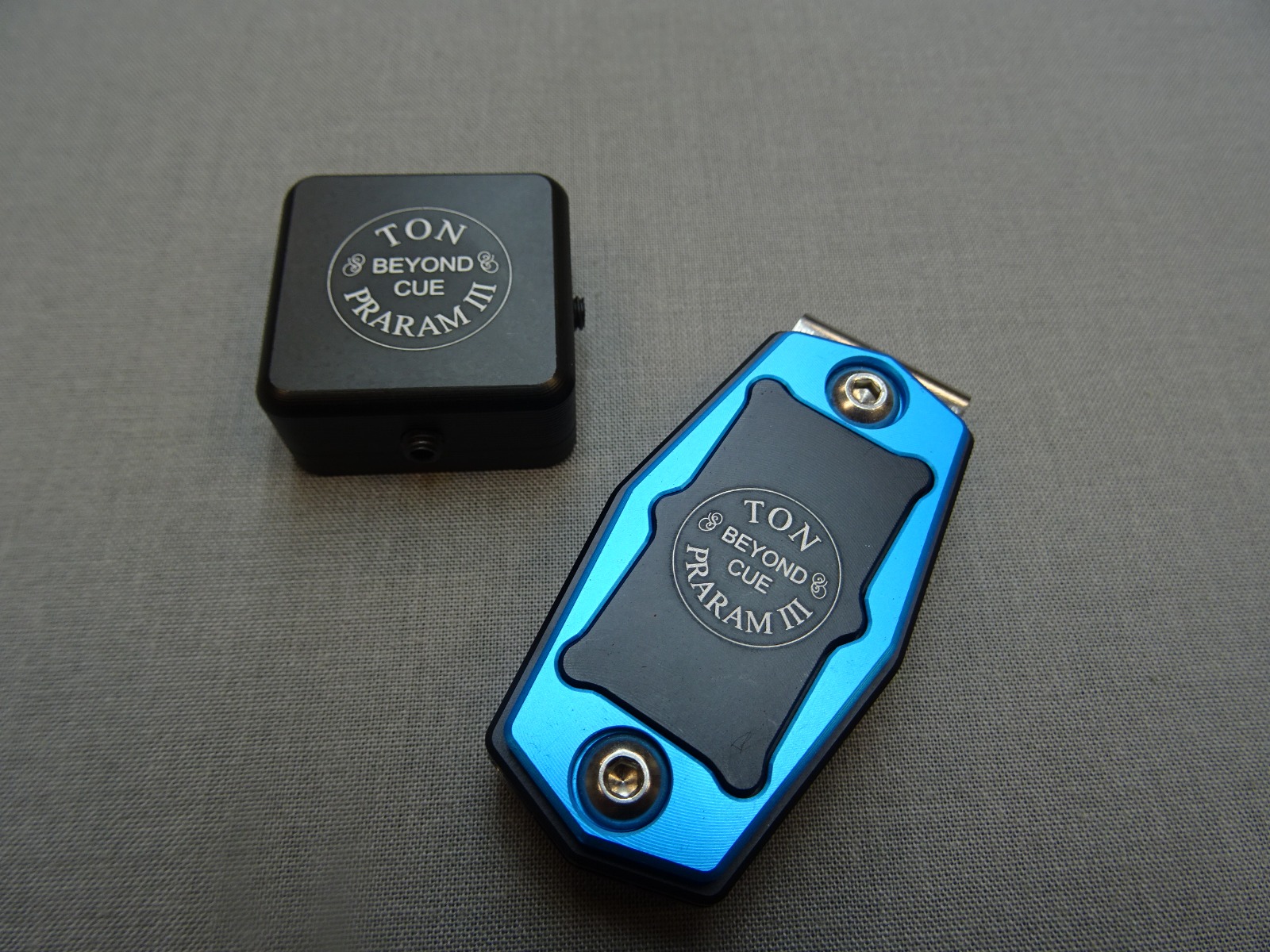 Ton Praram Magnetic Square Chalk Holder - Black / Blue